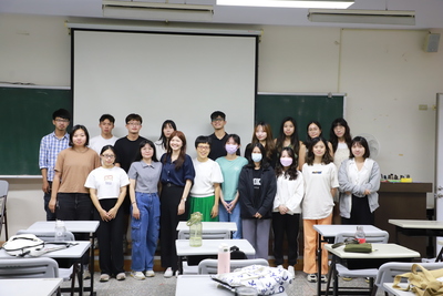 113.11.4 張蓉恩、王素玲學姐演講合影留念