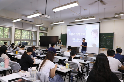 115.10.14學士班第11屆系友陳偲尹小姐演講 陳超然老師向大家介紹學姐